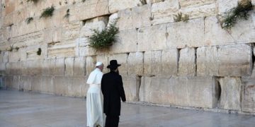 Le président de Yad Vashem rencontre le pape pour discuter de la mémoire de l’Holocauste