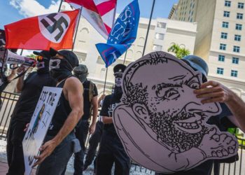 Des néo-nazis américains manifestent avec drapeaux et insignes nazis face au meeting politique de Donald Trump