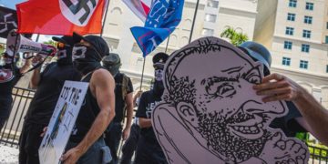 Des néo-nazis américains manifestent avec drapeaux et insignes nazis face au meeting politique de Donald Trump