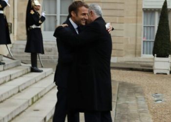 La 1ère visite de Lapid à l&rsquo;étranger est pour Macron, qui vote toutes les résolutions condamnant Israël à l&rsquo;ONU