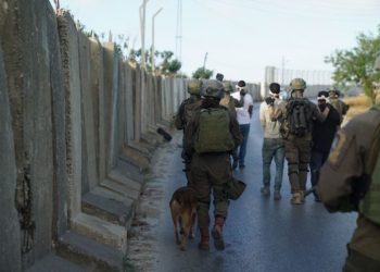 24 Palestiniens recherchés pour terrorisme arrêtés à travers la Judée Samarie dans la nuit, dont 14 dans la seule ville de Silwad