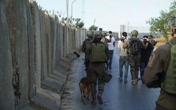 24 Palestiniens recherchés pour terrorisme arrêtés à travers la Judée Samarie dans la nuit, dont 14 dans la seule ville de Silwad