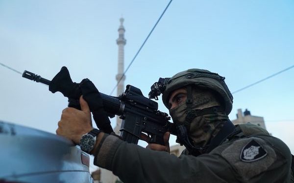 24 Palestiniens recherchés pour terrorisme arrêtés à travers la Judée Samarie dans la nuit, dont 14 dans la seule ville de Silwad