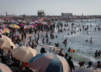 La mer est bleue dans la « prison à ciel ouvert » : Les habitants de Gaza à la plage après le nettoyage des eaux usées