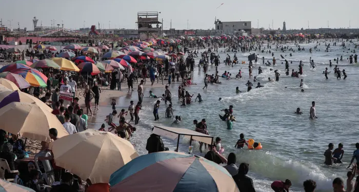 La mer est bleue dans la « prison à ciel ouvert » : Les habitants de Gaza à la plage après le nettoyage des eaux usées