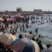 La mer est bleue dans la « prison à ciel ouvert » : Les habitants de Gaza à la plage après le nettoyage des eaux usées
