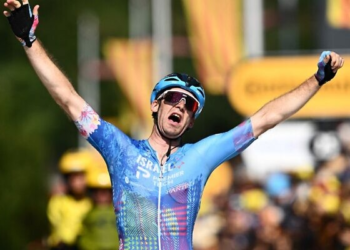 Deux coureurs de l’équipe israélienne sur le podium de la 16e étape du Tour de France