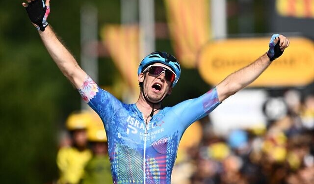 Deux coureurs de l’équipe israélienne sur le podium de la 16e étape du Tour de France