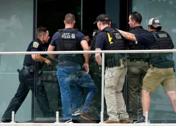 Six morts, dont deux Juifs, lors de la fusillade de la célébration du 4 juillet dans la banlieue de Chicago