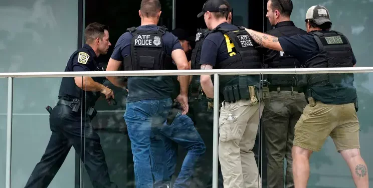 Six morts, dont deux Juifs, lors de la fusillade de la célébration du 4 juillet dans la banlieue de Chicago