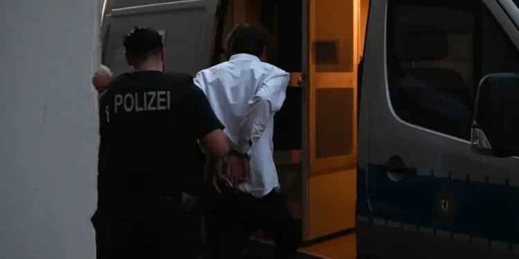 Un homme armé d’une mitraillette a été arrêté près d’une école juive à Berlin