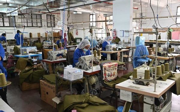 Des personnes masquées ont tiré sur une usine d’uniformes de Tsahal à Beit Jan