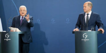 Devant un chancelier allemand qui ne bouge pas, Mahmoud Abbas accuse Israël de « 50 holocaustes »