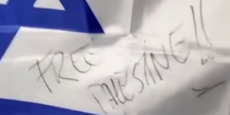 Un groupe espagnol antisémite exclu d’un festival de musique pour avoir dégradé le drapeau israélien