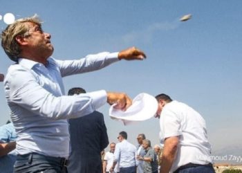 En visite à la frontière, des ministres du gouvernement libanais jettent des pierres sur Israël