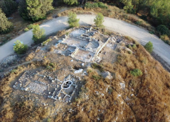 Des soldats ont découvert un couvent vieux de 1500 ans avec un sol en mosaïque et des inscriptions, dans une zone militaire