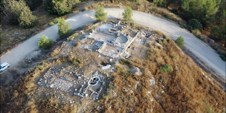 Des soldats ont découvert un couvent vieux de 1500 ans avec un sol en mosaïque et des inscriptions, dans une zone militaire