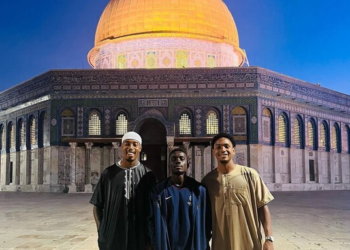 Des joueurs de football musulmans de l&rsquo;équipe de Paris visitent le Mont du Temple, suscitant la controverse