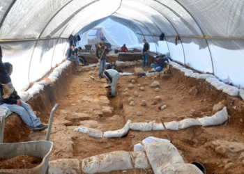 La guerre antique sur la « place des chats » à Jérusalem :  Preuves archéologiques de l’emplacement des machines à tirer des baliste romaines et de l&rsquo;intensité de l&rsquo;assaut lors des batailles qui ont conduit à la destruction du Second Temple