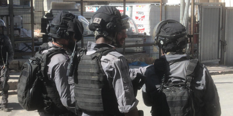 Un terroriste a tenté de poignarder des combattants du MGB à Kfar Aqab – et a été tué