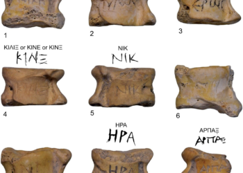 Un rare assemblage d’osselets de jeu et de divination découvert dans la ville antique de Maresha