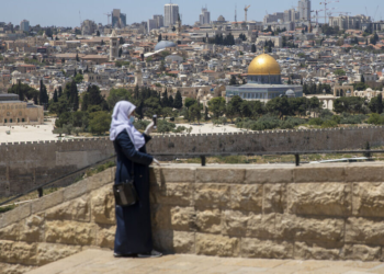 Le Waqf jordanien déverse des ordures sur le Mont du Temple, devant le site du temple
