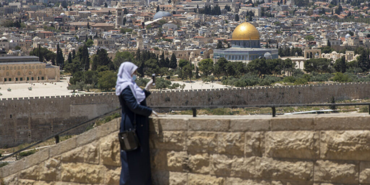 Le Waqf jordanien déverse des ordures sur le Mont du Temple, devant le site du temple