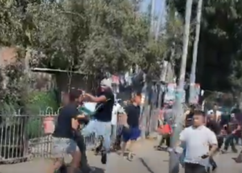 Vidéo : Des émeutiers arabes attaquent violemment un Juif tenant le drapeau israélien à Jérusalem