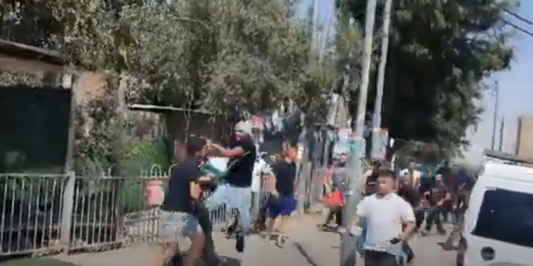 Vidéo : Des émeutiers arabes attaquent violemment un Juif tenant le drapeau israélien à Jérusalem