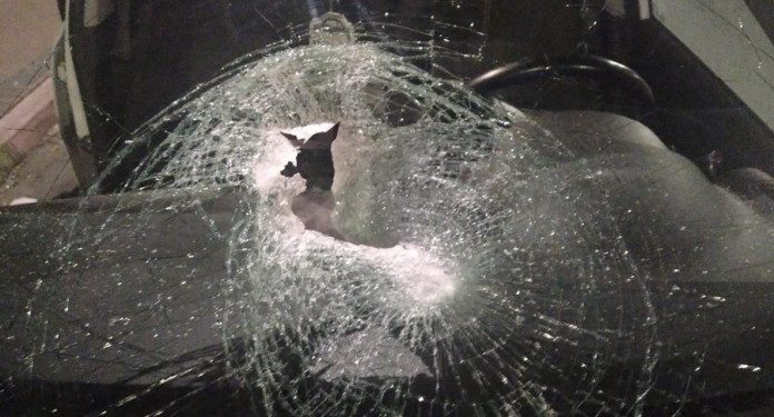 Ca aussi, c’est du terrorisme : une femme blessée lors d’une attaque à coups de pierres sur sa voiture