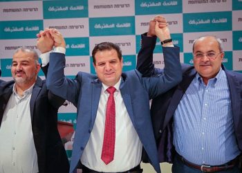 De la droite, le député Ahmad Tibi, le député Ayman Odeh et le député Mansour Abbas lors de l'annonce de la liste arabe commune, le 11 octobre 2014.