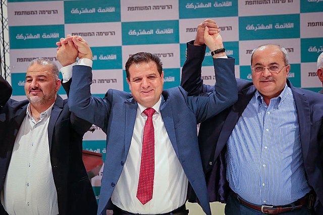 De la droite, le député Ahmad Tibi, le député Ayman Odeh et le député Mansour Abbas lors de l'annonce de la liste arabe commune, le 11 octobre 2014.