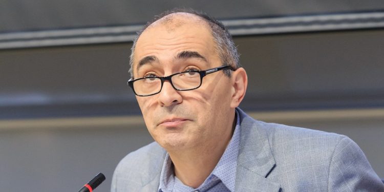 Une association d’universitaires américains (donc de gauche) soutient une thèse complotiste accusant Israël de l’attaque contre Salman Rushdie