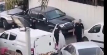 La police israélienne arrête une mariée arabe en robe de mariée alors que le marié, recherché, s’enfuit