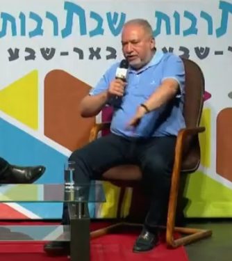 2 ans et des dizaines d’articles pour que la justice daigne enquêter sur les accusations contre Liberman