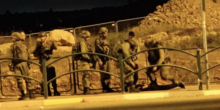 Arrestation d’un jeune terroriste arabe armé d’un couteau