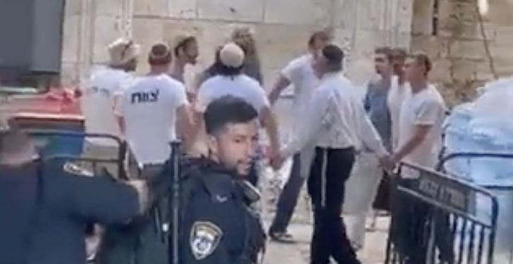 « Des colons provoquent les Palestiniens à Al Aqsa » : en image, la propagande vs la réalité