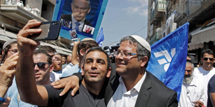 La police interdit les drapeaux d’Otzma Yehudit lors de la manifestation du Tombeau de Samuel