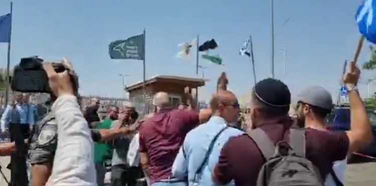 Des Arabes affrontent des manifestants de droite au Tombeau de Samuel