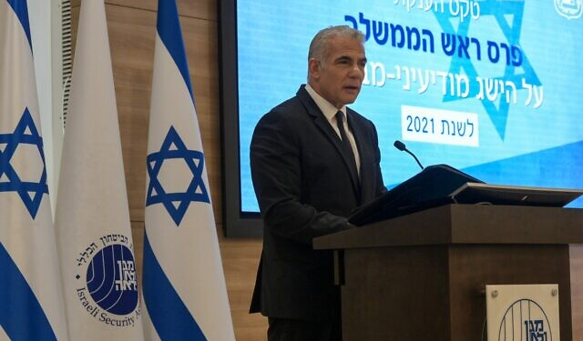 Lapid : Shin Bet a déjoué des centaines d’attaques cette année, y compris des attentats-suicides à la bombe