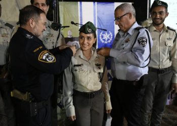Il y a un an, la combattante Raz Mizrahi était grièvement blessée lors d&rsquo;un attentat. Personne ne pensait qu&rsquo;elle survivrait. Elle vient de recevoir le grade d&rsquo;officier