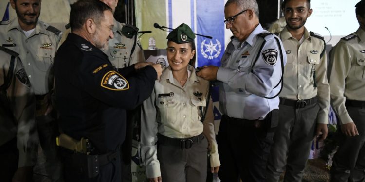 Il y a un an, la combattante Raz Mizrahi était grièvement blessée lors d’un attentat. Personne ne pensait qu’elle survivrait. Elle vient de recevoir le grade d’officier