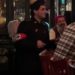 Un homme arrive dans un restaurant de New York, souriant, déguisé en nazi pour Halloween…