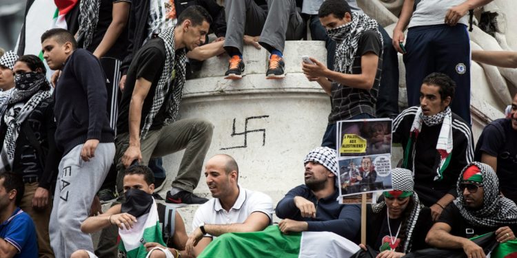 Un rabbin agressé à Berlin demande aux autorités allemandes d’expulser les migrants antisémites