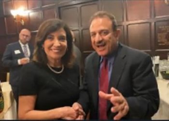 La gouverneure d&rsquo;extrême gauche de New York en photo avec l&rsquo;antisémite qui affirme que les Juifs sont « sataniques »￼