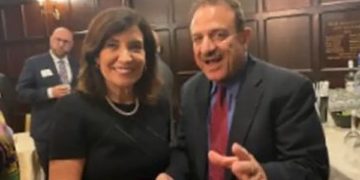 La gouverneure d’extrême gauche de New York en photo avec l’antisémite qui affirme que les Juifs sont « sataniques »￼