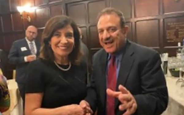 La gouverneure d’extrême gauche de New York en photo avec l’antisémite qui affirme que les Juifs sont « sataniques »￼