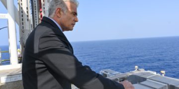 La sœur du conseiller de Lapid  est cadre dans le secteur pétrolier, les deux auraient fait pression pour l’accord avec le Liban