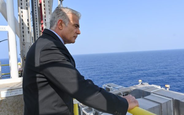 La sœur du conseiller de Lapid  est cadre dans le secteur pétrolier, les deux auraient fait pression pour l’accord avec le Liban