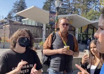 @noatishby* est venu à l&rsquo;UC Berkeley pour parler aux étudiants de l&rsquo;antisémitisme. Voici ce qui s&rsquo;est passé…